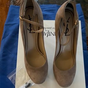 Yves Saint Laurent size 38 Nude shoes brand new never worn